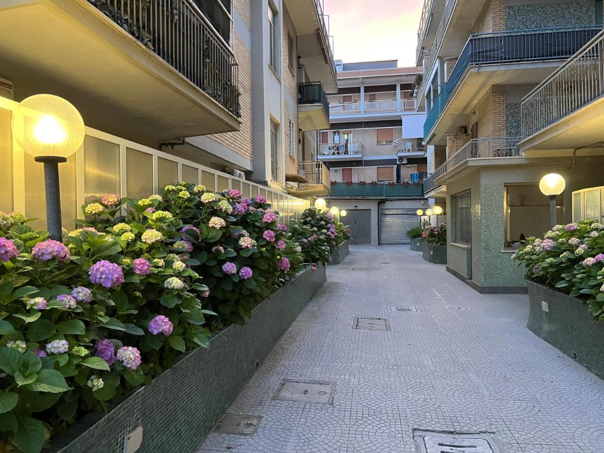 Lotus - Appartamento Sul Mare A Ostia Con Giardino Relax 外观 照片